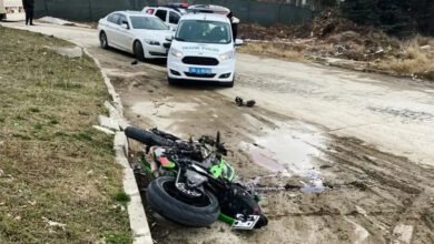 الدراجة النارية التي كان يستقلها نجل البرهان حيث صدمته سيارة عند تقاطع جامعة إنسيك أتليم بأنقرة