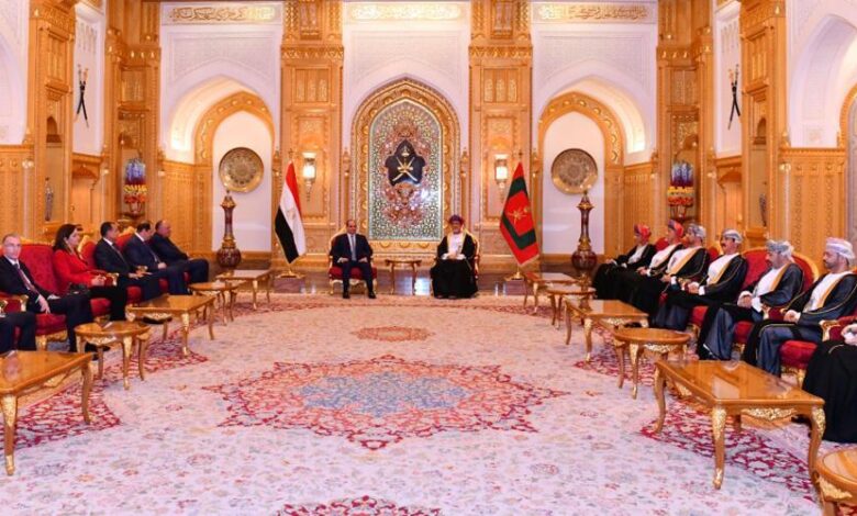 السيسي يلتقي سلطان عمان في قصر العلم العامر