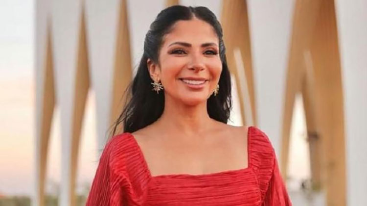 الفنانة منى زكي