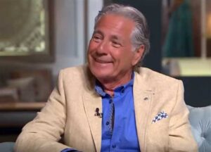 بعد إثارته الجدل بصورة مع امرأة.. 3 نساء في حياة مصطفى فهمي