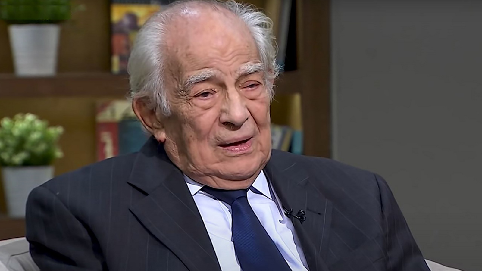 جملة كانت سببًا في ارتباطه بها.. قصة حب رشوان توفيق وزوجته الراحلة