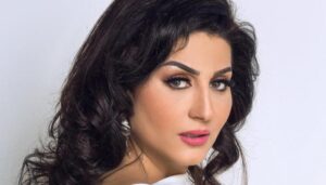 أذهب لطبيبة نفسية منذ 12 عامًا وتعرضت للتهديد بخطف ابني.. أبرز تصريحات وفاء عامر في “واحد من الناس”