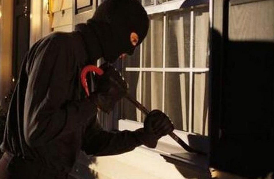 حبس عاطل وراء سرقة شقة سكنية بـ 15 مايو