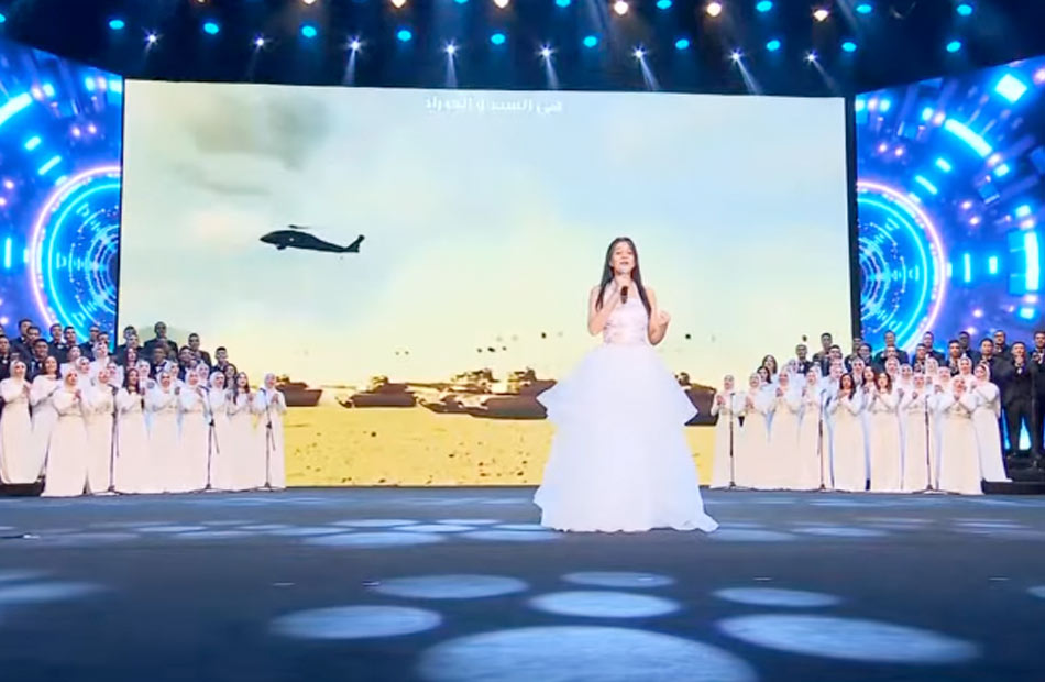 السيسي يشاهد فقرة غنائية لكورال “روح الشرق”