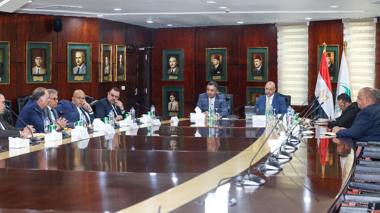 البريد يبحث مع رئيس البورصة  زيادة فرص التعاون المشترك