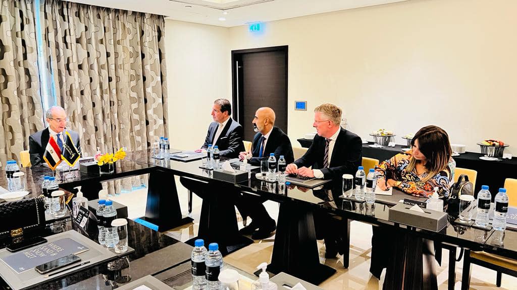 وزير الاتصالات يلتقى مسئولى شركة لينوفو العالمية لبحث فرص الاستثمار فى مصر