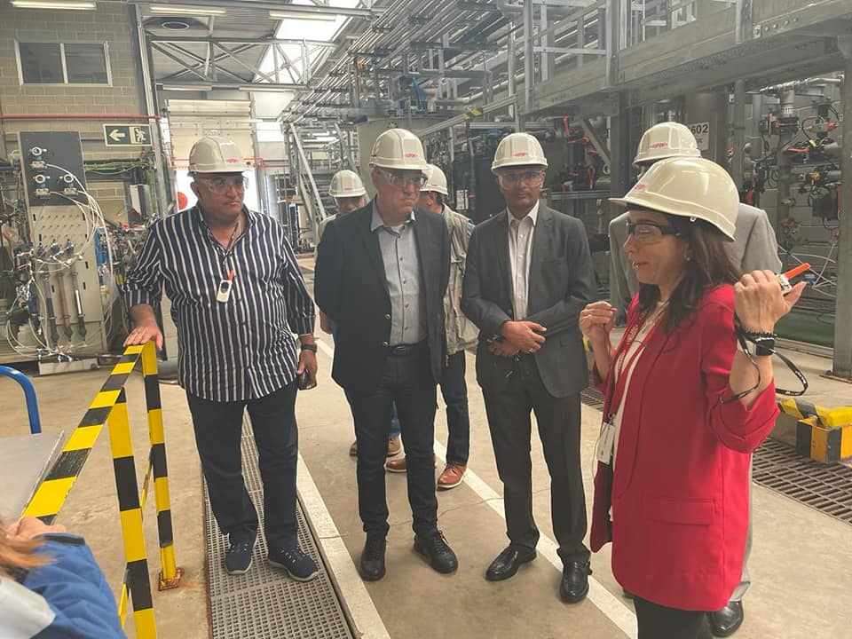 وزير الإسكان يناقش أنواع الأغشية المستخدمة في تكنولوجيات تنقية مياه الشرب