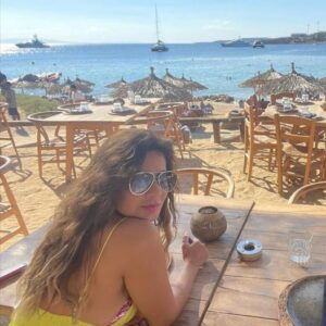 شاهد.. نجلاء بدر تودع الصيف بطريقتها