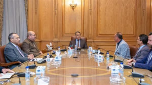 وزير الدولة للإنتاج الحربي يستقبل وفد “رينو” الفرنسية ووكيلها بمصر”3M Defence”