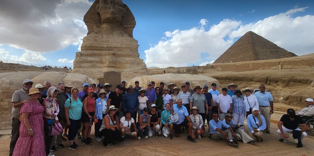 حواس يلتقي وفد أمريكي  رفيع المستوى تحت سفح أبو الهول