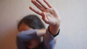 سيدة تعذب أبنتها بسكين ساخن لاجبارها على التسول  بمدينة نصر