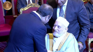 السيسي يكرم الدكتور أحمد عمر هاشم