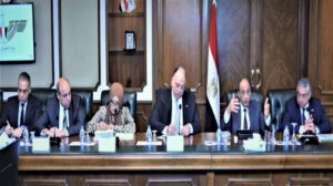 وزير الطيران يوجه بتقديم كافة التيسيرات وجودة الخدمات للمسافرين مع الالتزام بتطبيق المعايير الدولية للأمن والسلامة