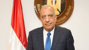 وزير قطاع الأعمال العام يتابع مشروع تطوير صناعة الغزل والنسيج