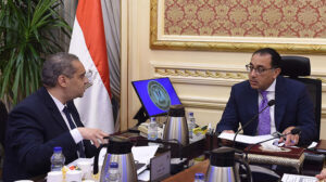 “مدبولي” يتابع مع رئيس هيئة الدواء المصرية ملفات العمل