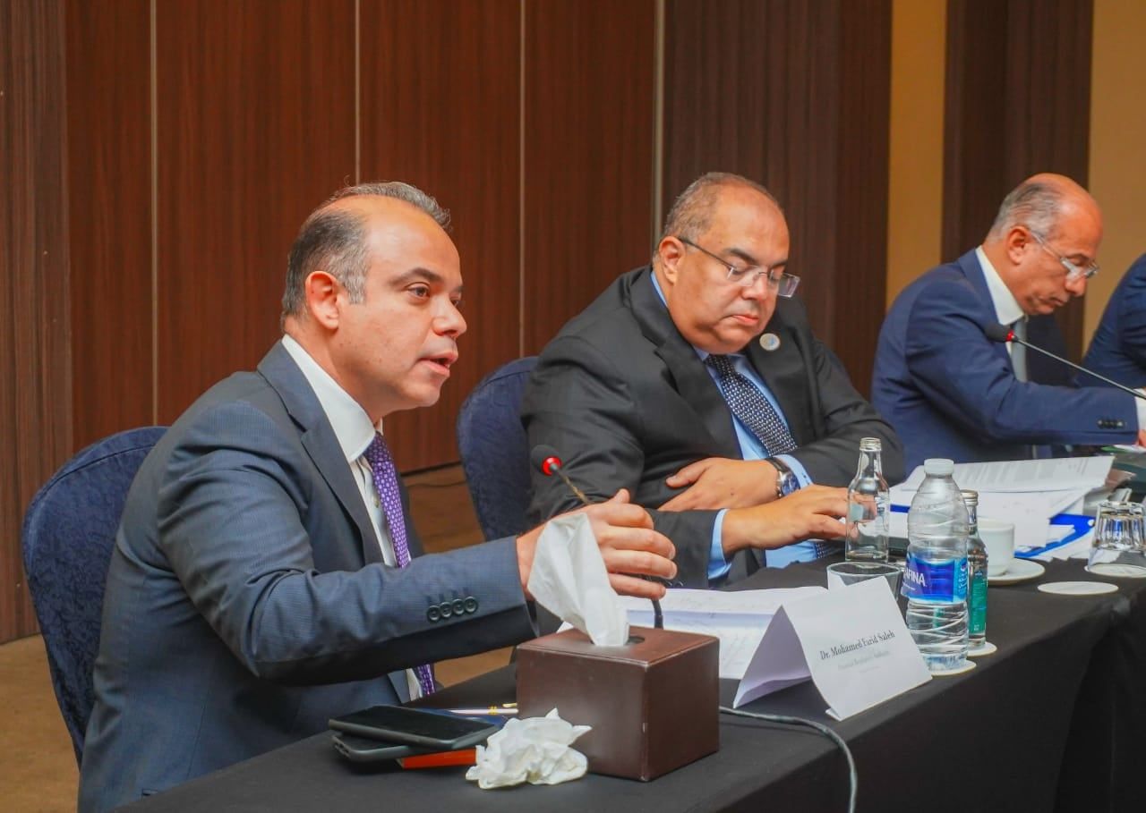 رئيس الرقابة المالية يشارك في مائدة مستديرة حول التمويل والتنمية 