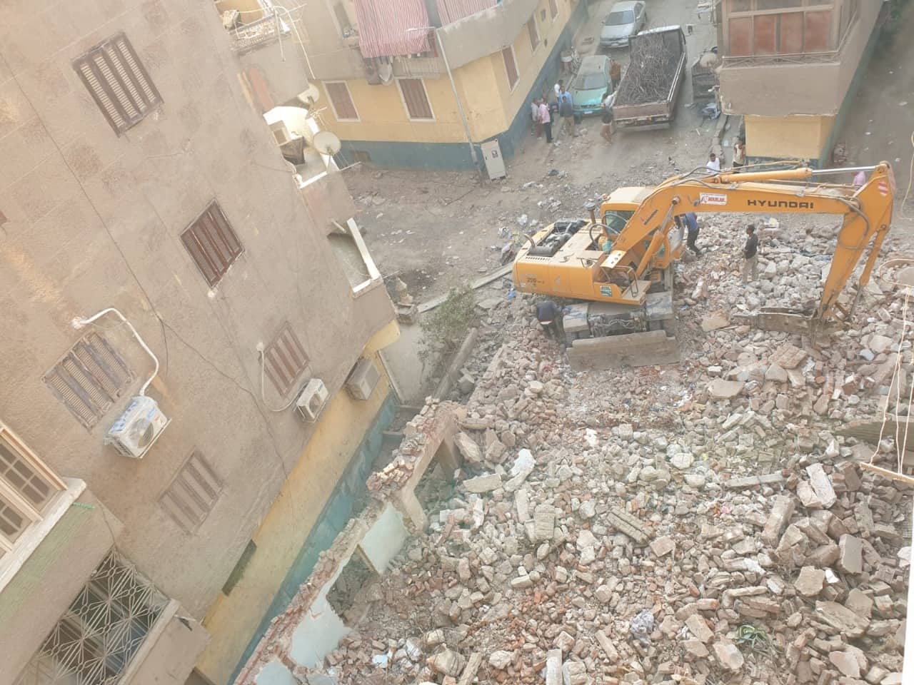 ازالة  منشأة متعدية علي خط التنظيم منذ سنوات بشارع المخزن بالعمرانية