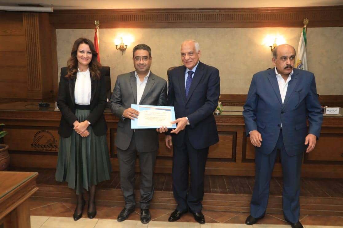 محافظ الجيزة يكرم أصحاب المشروعات المتميزة واللجنة التنفيذية لمبادرة المشروعات الخضراء الذكية