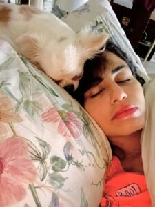 شاهد..منة فضالى نائمة على السرير فى أحدث ظهور