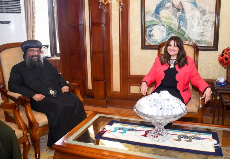 وزيرة الهجرة تستقبل نيافة الأنبا بولس