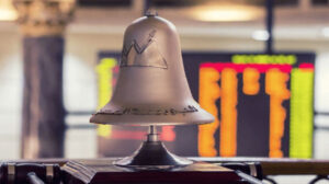 تباين مؤشرات البورصة بمستهل تعاملات جلسة الإثنين