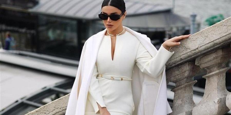 شاهد.. هدى الإتربي بإطلالة بيضاء أثناء رحلتها إلى باريس