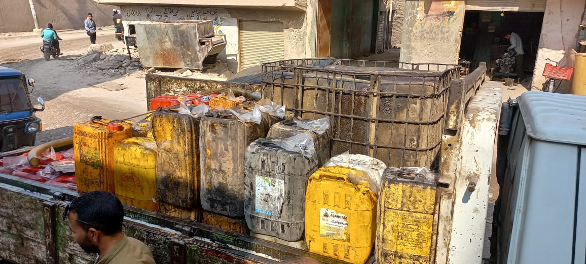 ضبط طن زيوت مستخدمه بالمطاعم والمنازل بحوزة سيارة قبل إعادة تكريرها وبيعها مجدداً بالصف بالجيزة