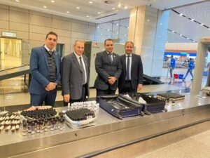 إحباط محاولة تهريب زيوت شيش إلكترونية بجمارك مطار القاهرة