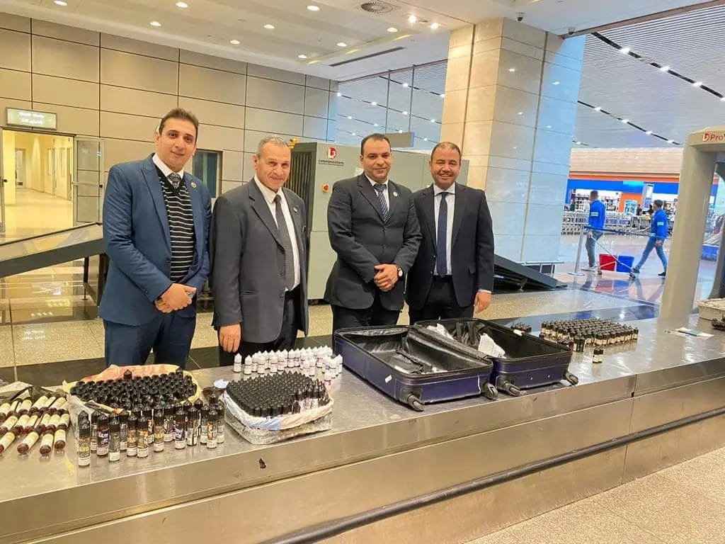 إحباط محاولة تهريب زيوت شيش إلكترونية بجمارك مطار القاهرة