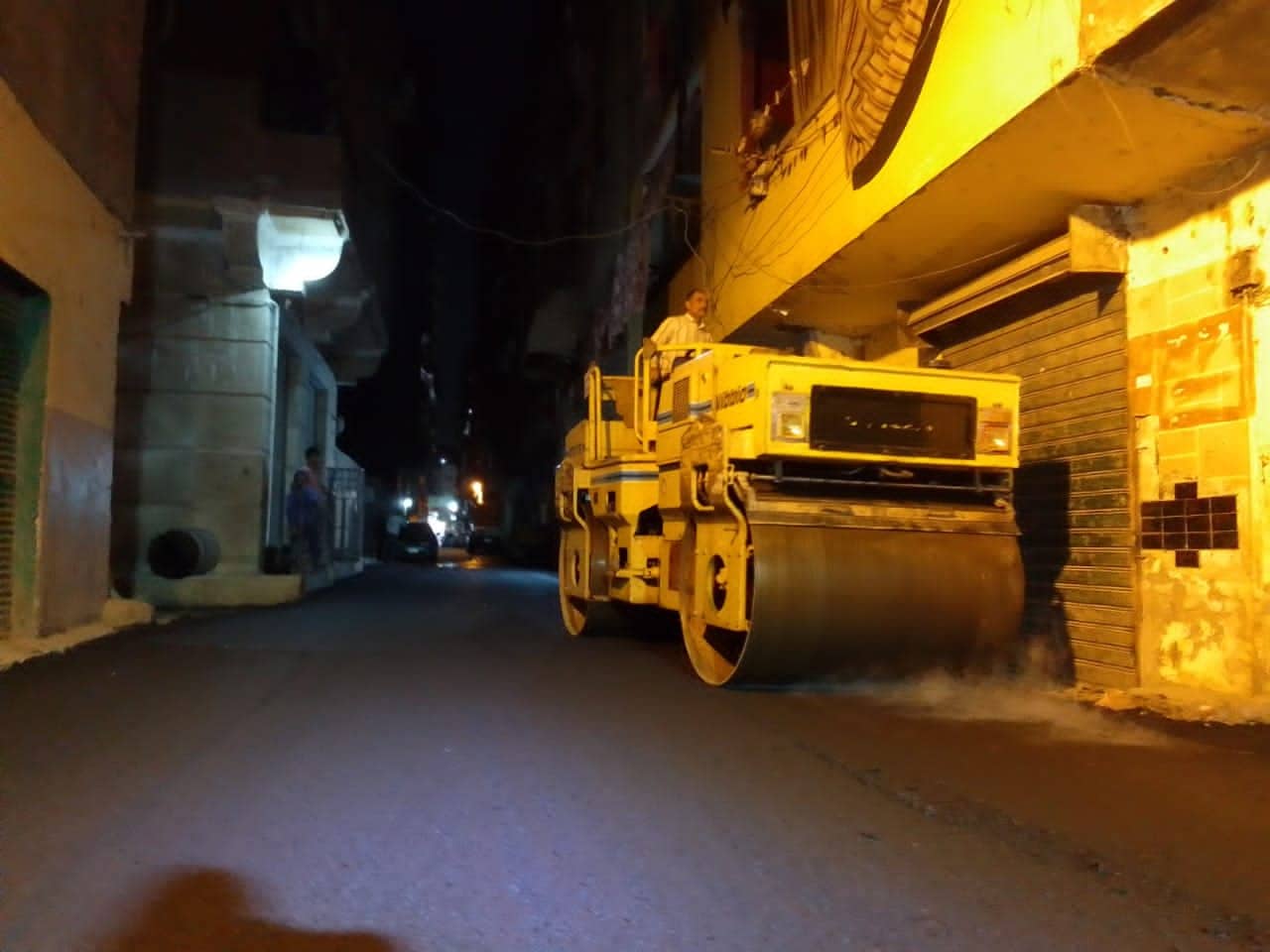 محافظ الجيزة يتابع أعمال رصف وتطوير متفرعات منطقة الإسكان بالوراق