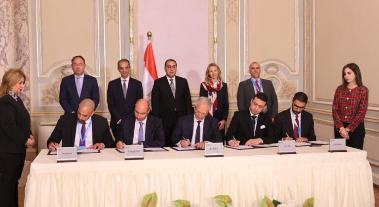 جانب من التوقيع