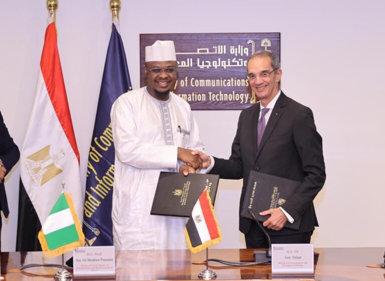 الدكتور عمرو طلعت وزير الاتصالات