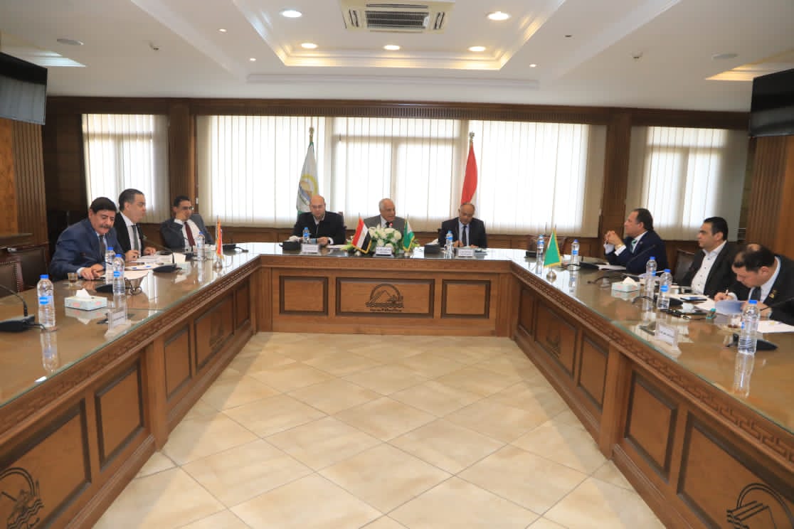 محافظ الجيزة يناقش ملفات الصرف الصحي والطرق والسرفيس مع أعضاء البرلمان