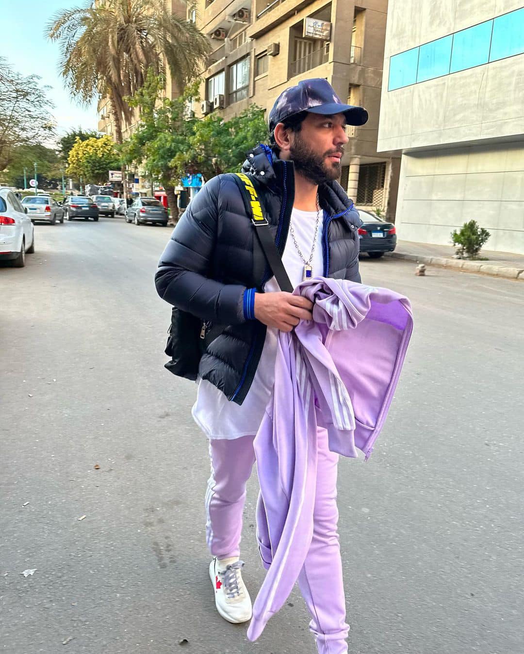  حسن الرداد يتجول فى الشارع بإطلالة تثير الجدل ..صور