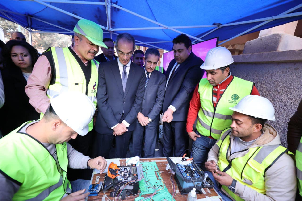 وزير الاتصالات يفتتح ويتفقد عدد من المشروعات بقرى حياة كريمة فى محافظة الغربية