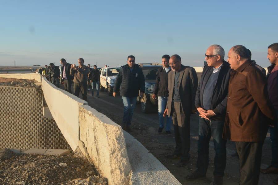 تفقد جهود شفط مياه السيول والامطار بالكيلو ٥٠ بطريق الواحات