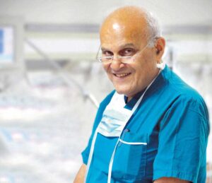 تنصيب د.مجدي يعقوب أول رئيس شرفي للجامعة البريطانية بمصر