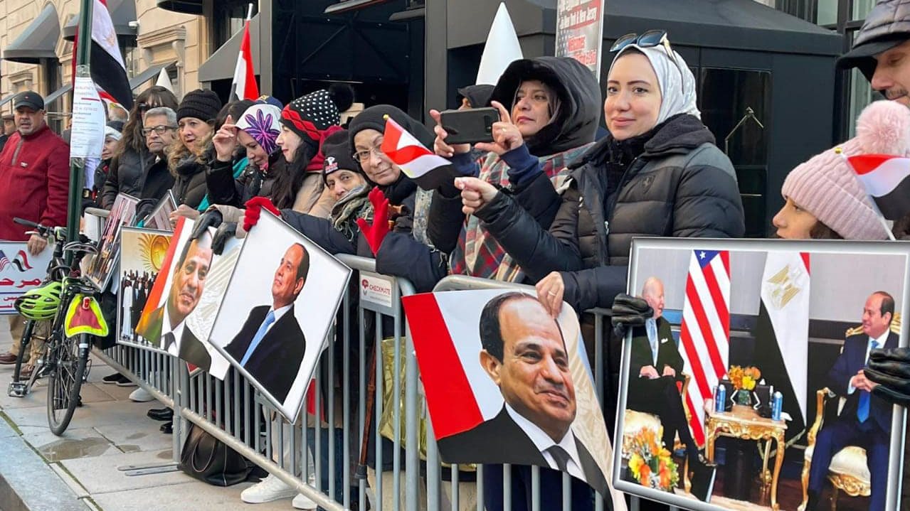 بنحبك يا ريس.. الجالية المصرية في واشنطن تقيم احتفالية أمام مقر الرئيس السيسي.. فيديو