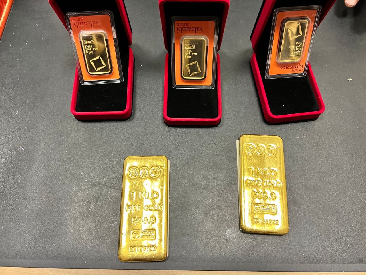 جمارك مطار القاهرة تضبط راكبة بحوزتها خمس سبائك ذهبية