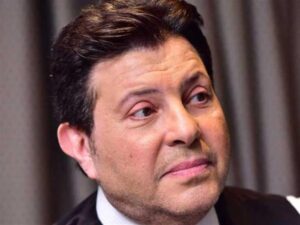 “أندرتيكر الغناء العربي”.. هاني شاكر يثير الجدل بعد ظهوره بـ”لوك” جديد