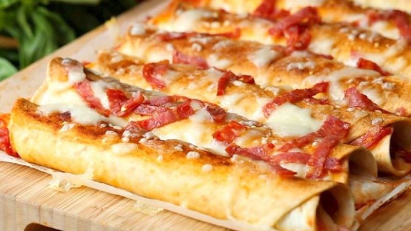 لفائف بيتزا البيبروني بطعم وشكل لايقاوم