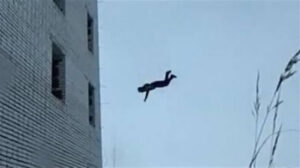 “عاملي سحر”… مصرع حلاق سقط من الطابق الثالث بعد احتجاز شاب له بالبساتين