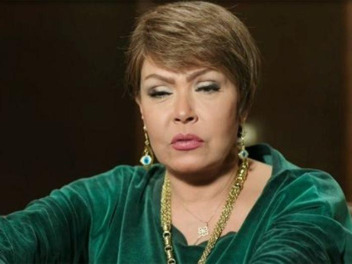 سبب غير متوقع للاعتداء.. تفاصيل ضرب لوسي لإحدى بطلات “الحفيد” على المسرح