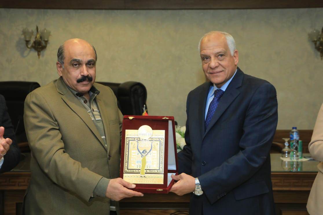  محافظ الجيزة يكرم اللواء علاء بدران لتوليه منصب سكرتيراً عاماً لمحافظة أسيوط وعلي مجهوداته خلال الفترة الماضية