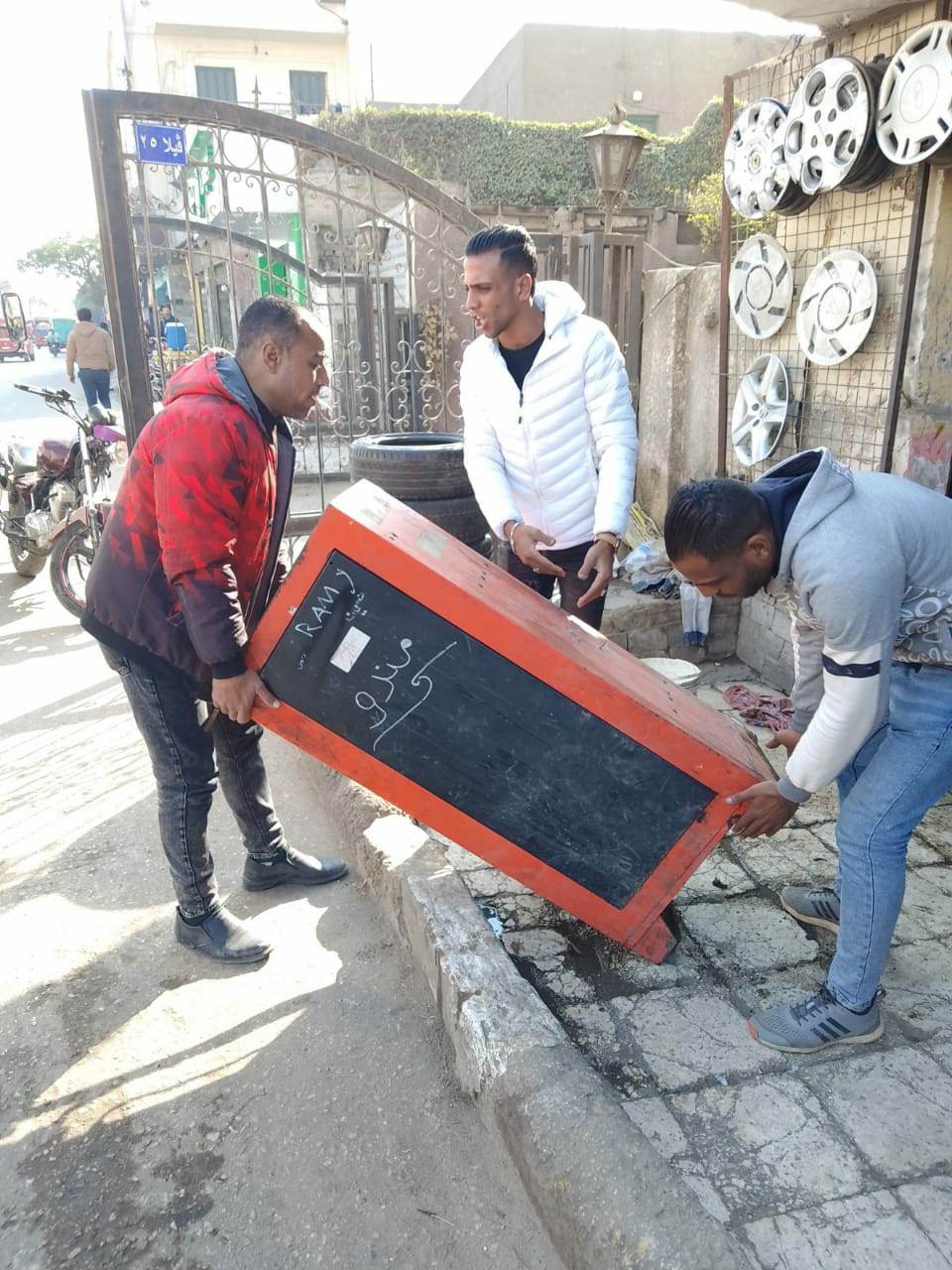 شفط وتجفيف طفح بشبكة الصرف الصحى بشارع حمزة الأبحار ببولاق الدكرور