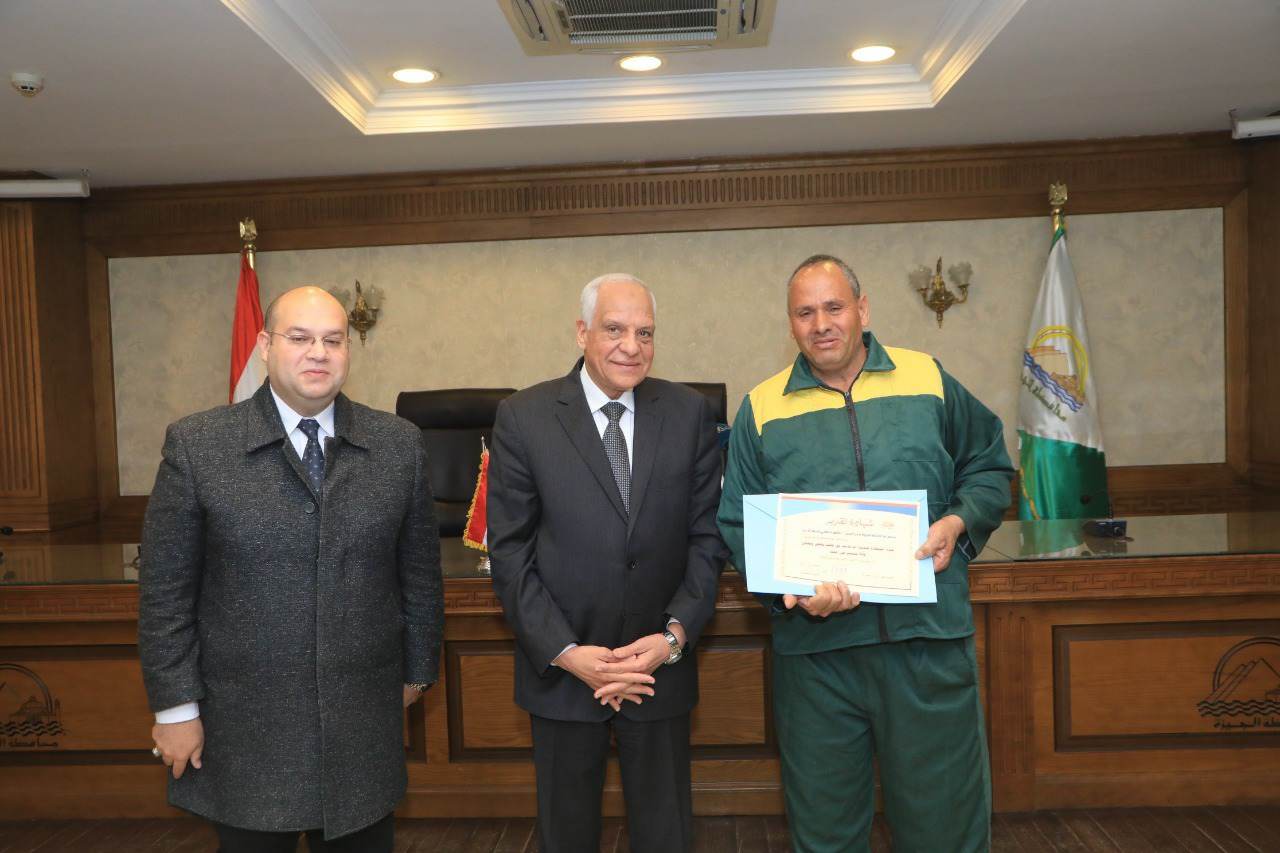 تكريم المتميزين من عمال الخدمات المعاونة والفنين والسائقين بالجهاز التنفيذي