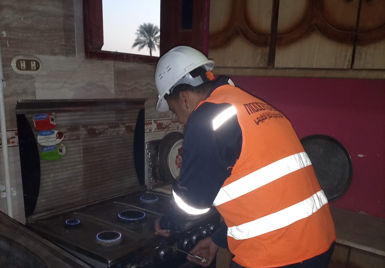 إطلاق أول شعلة غاز طبيعي في قرية جزيرة الحمودي بقنا