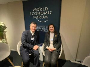 خلال مشاركتها بمؤتمر دافوس.. وزيرةالتخطيط تستعرض مجال التحول الأخضر مع مسؤول شركة بلاك روك الأمريكية