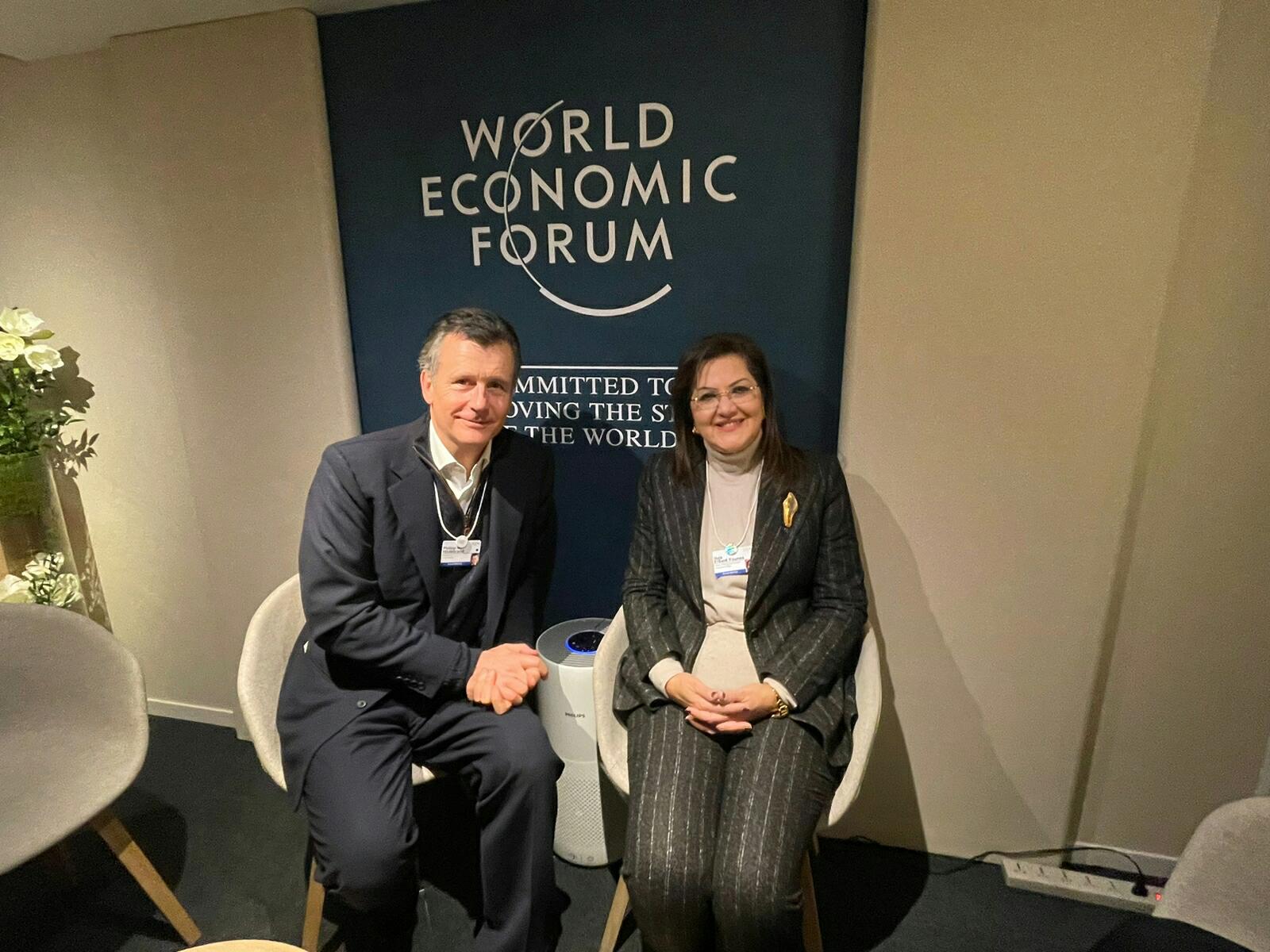 خلال مشاركتها بمؤتمر دافوس.. وزيرةالتخطيط تستعرض مجال التحول الأخضر مع مسؤول شركة بلاك روك الأمريكية