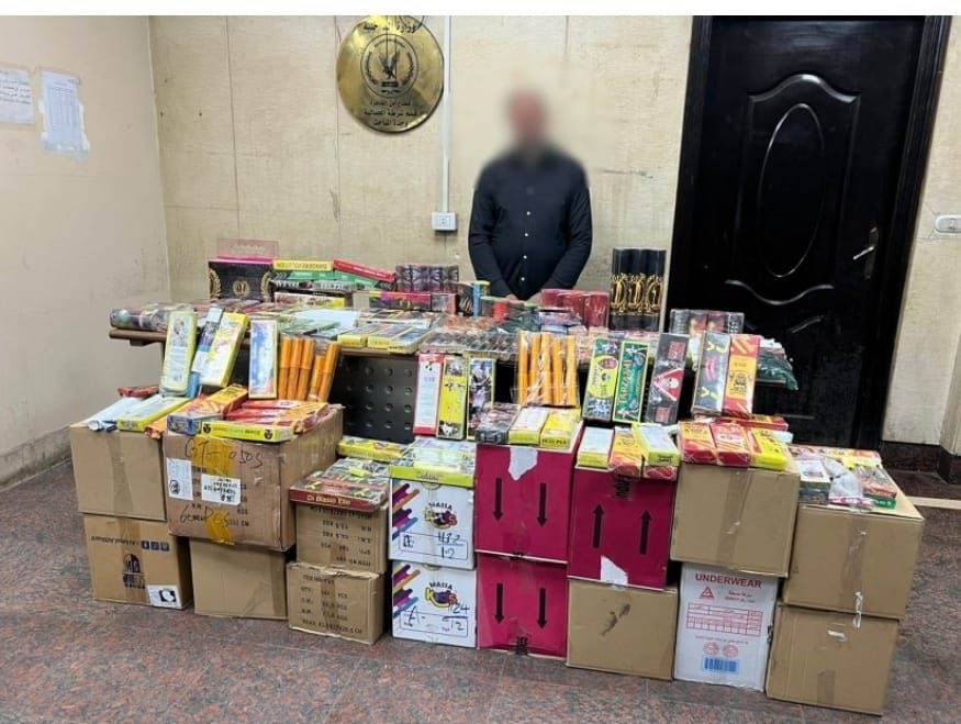 ضبط مليون و 300 ألف قطعة ألعاب نارية داخل مخزن بالجمالية